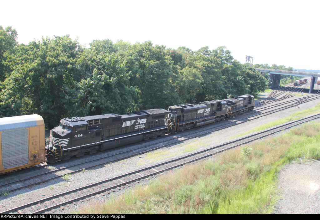 NS 9509 pulls train 11J onto track 35